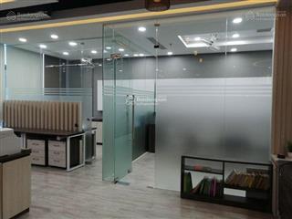 Cho thuê văn phòng tầng 1 mặt đường võ chí công 210m2 giá 52 triệu full vat, dv
