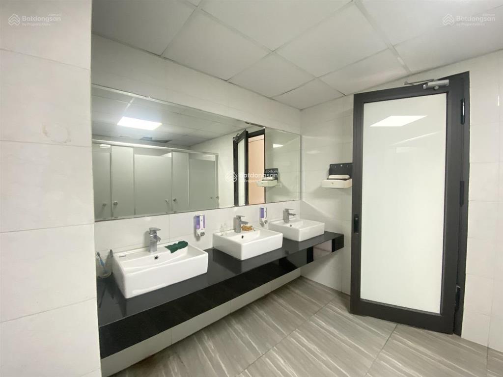 Cho thuê văn phòng 100  150m2 giá siêu rẻ, chỉ 200k/m2/tháng đường võ chí công, hoàng quốc việt