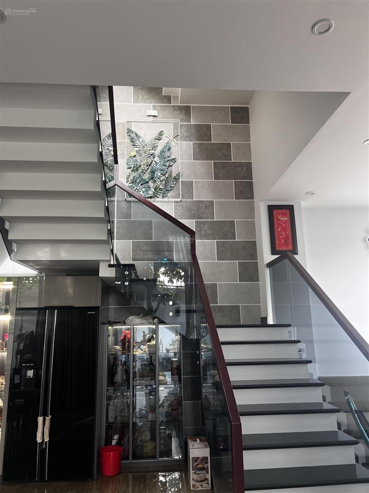 Bán biệt thự dt 206m2, trệt + lửng + 2 lầu, đường 30m, kdc an sương có sân vườn rộng thoáng