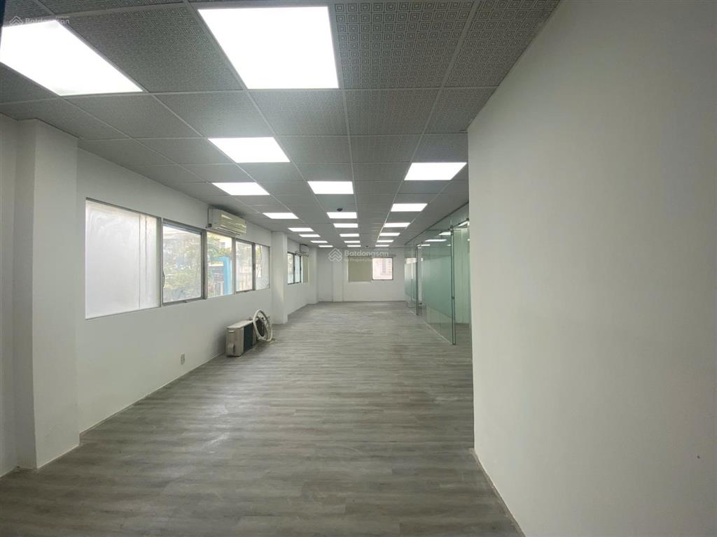 Cho thuê sàn 105m2 có ngăn 02 phòng kính, có pantry ngay võ văn tần, quận 3