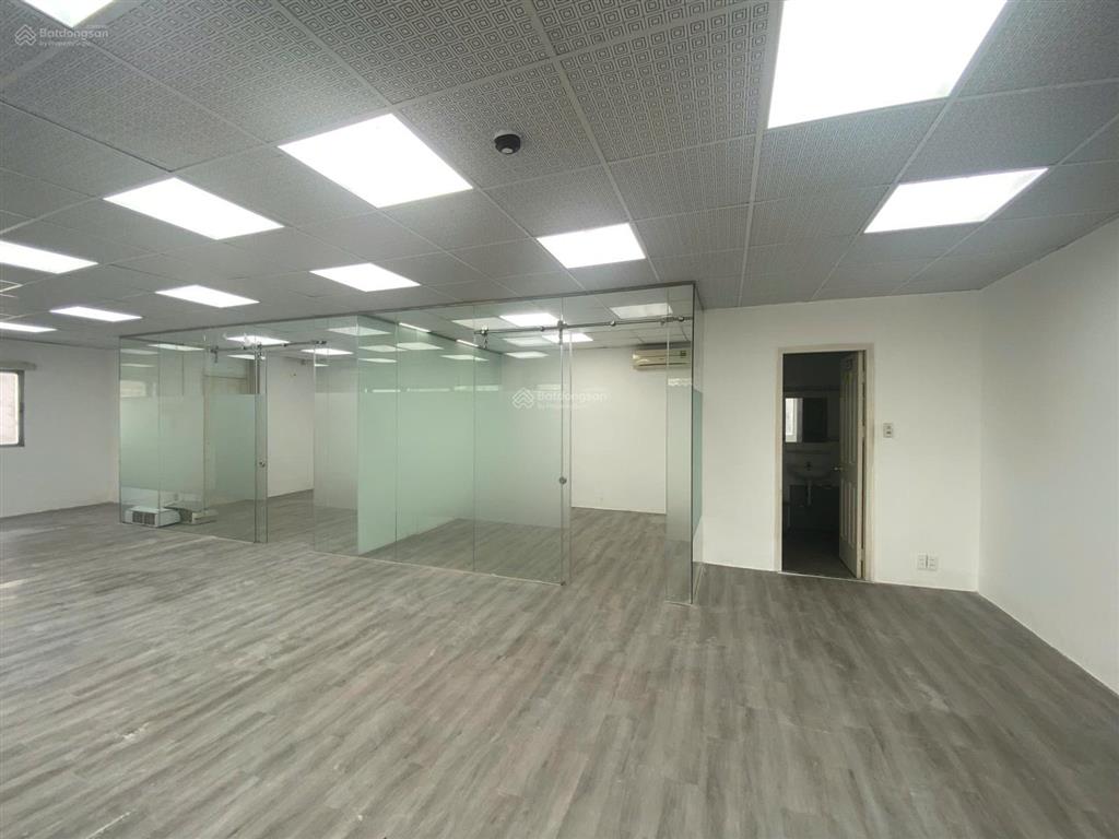 Cho thuê sàn 105m2 có ngăn 02 phòng kính, có pantry ngay võ văn tần, quận 3