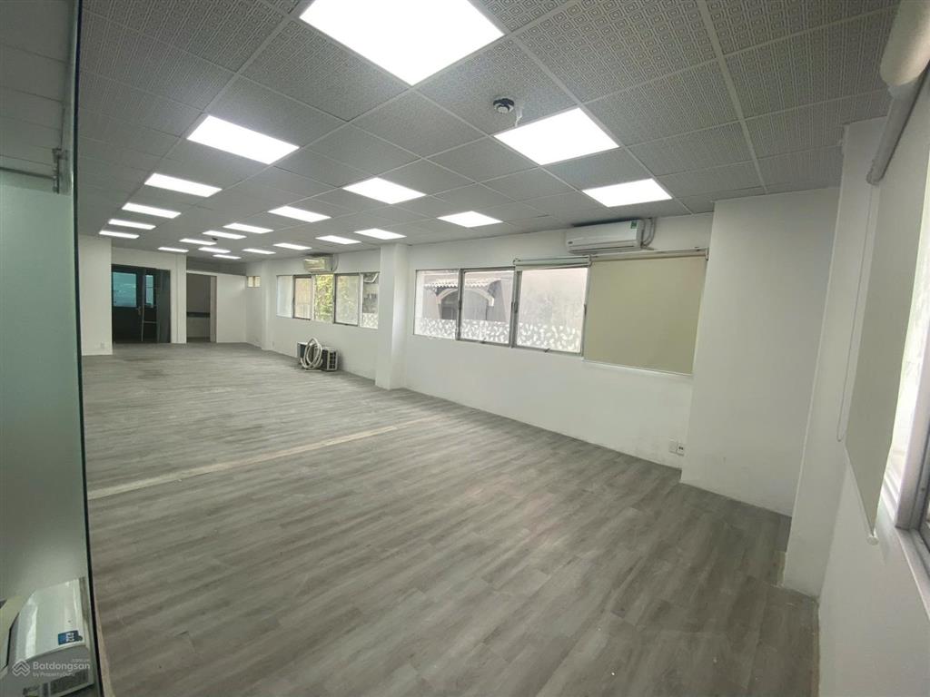 Cho thuê sàn 105m2 có ngăn 02 phòng kính, có pantry ngay võ văn tần, quận 3