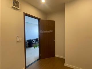 Share lại 1 phòng có sẵn máy lạnh trong căn hộ cao cấp, ban công view sông. 3.5tr