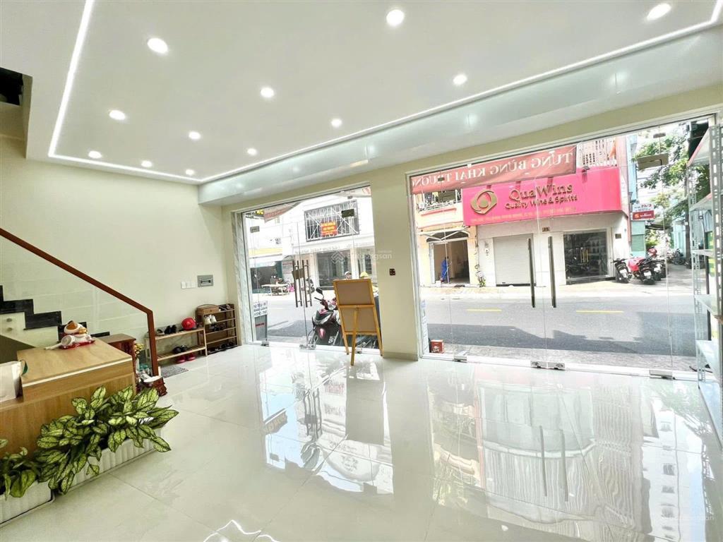 Nhà mặt tiền quận 3 giá sốc ngang 7m