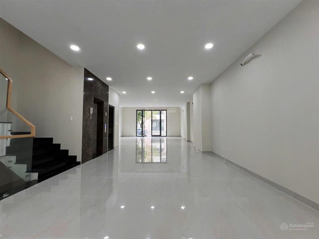 Nguyên căn trục chính đinh thị thi, đường 30m, dt 7x21m 1trệt 4lầu, có thang máy, máy lạnh giá 60tr