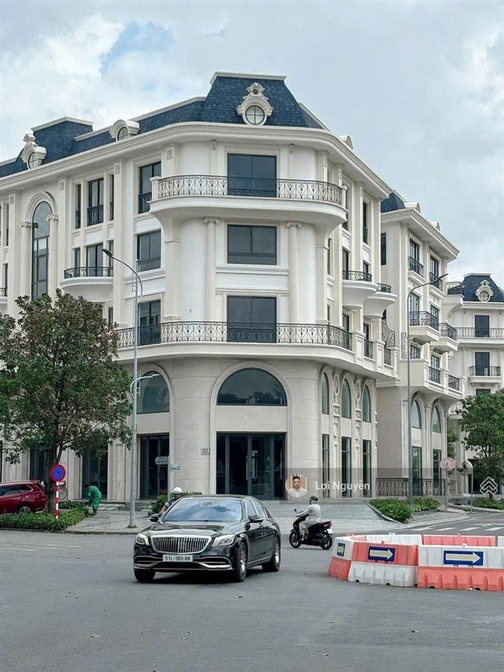 Bán nhà góc ngã tư đường 32 & đinh thị thi  vị trí vàng trung tâm kđt vạn phúc.