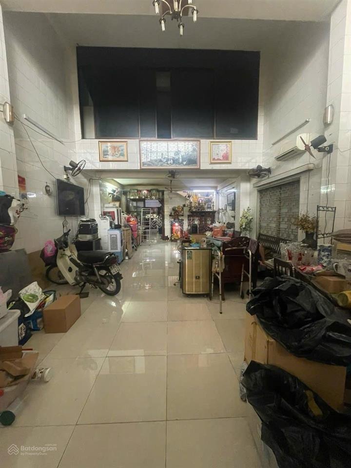 Măt tiền kinh doanh nhộn nhịp gần chợ ba đình