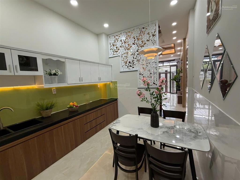 Mặt tiền đường 5 tầng, thiết kế hiện đại