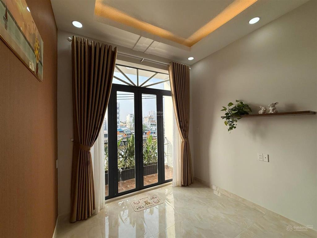 Mặt tiền đường 5 tầng, thiết kế hiện đại