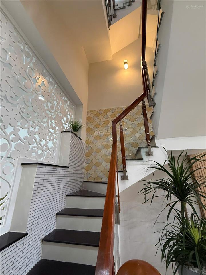 Mặt tiền đường 5 tầng, thiết kế hiện đại