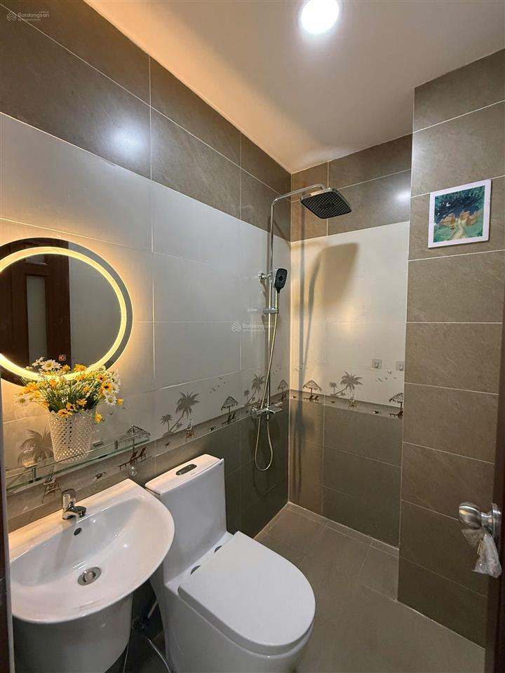 Mặt tiền đường 5 tầng, thiết kế hiện đại