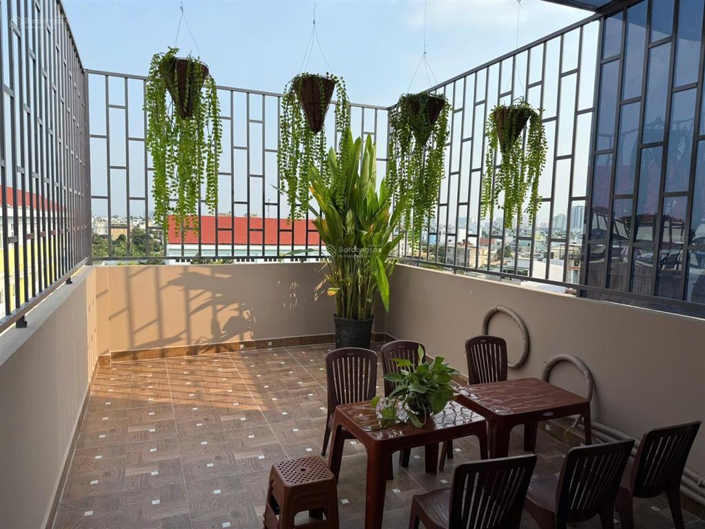 Mặt tiền đường 5 tầng, thiết kế hiện đại