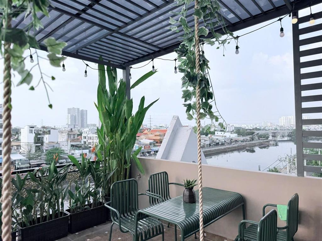 Mặt tiền đường 5 tầng, thiết kế hiện đại