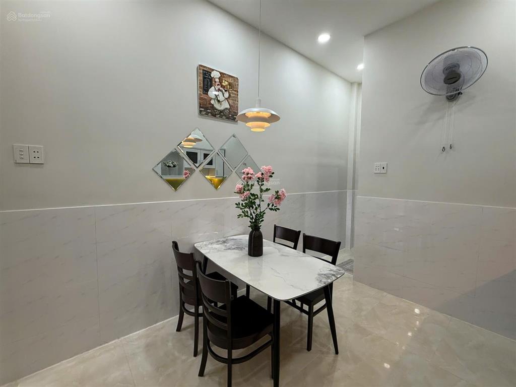 Mặt tiền đường 5 tầng, thiết kế hiện đại