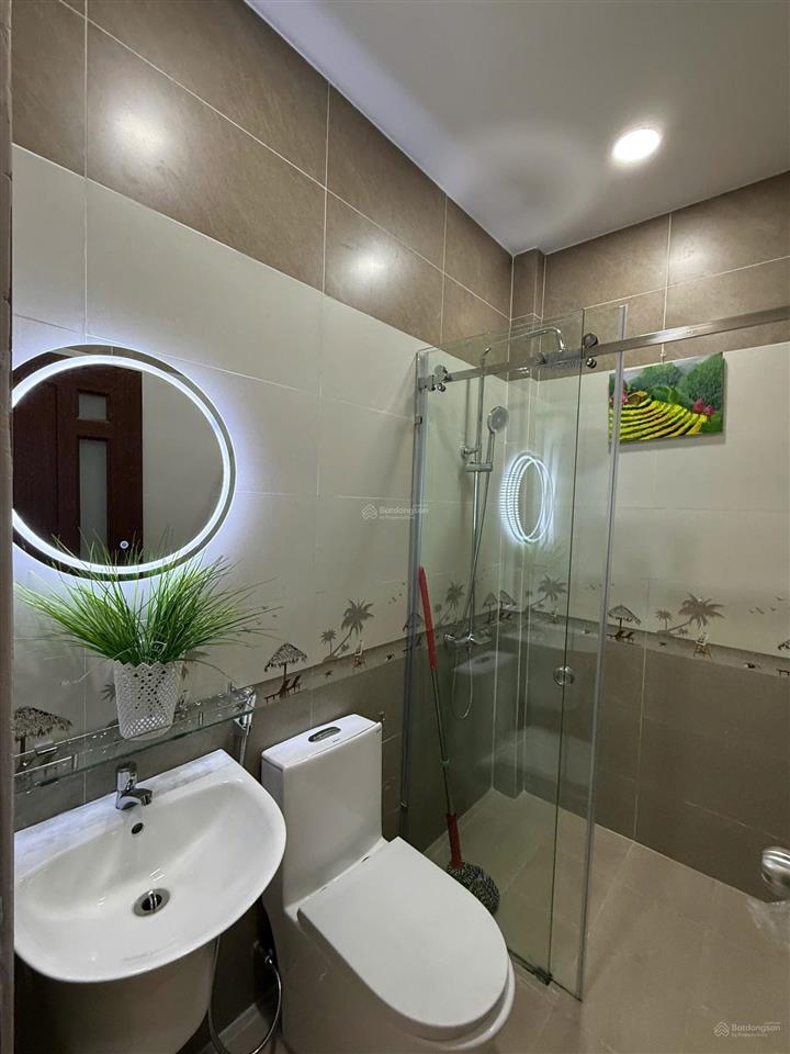 Mặt tiền đường 5 tầng, thiết kế hiện đại