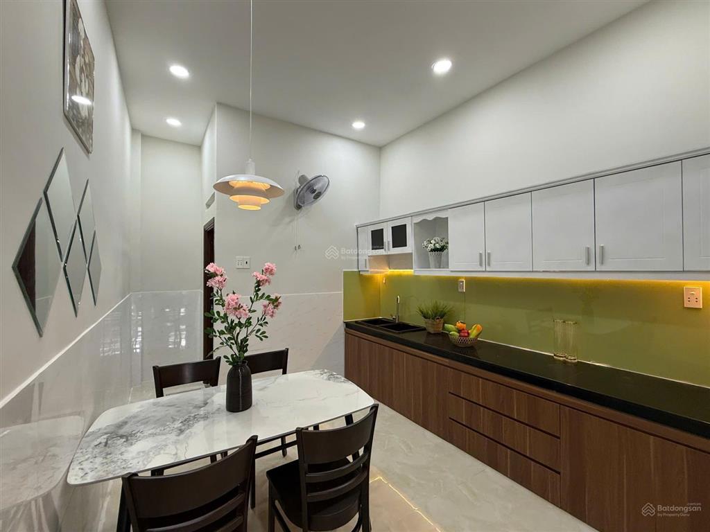 Mặt tiền đường 5 tầng, thiết kế hiện đại