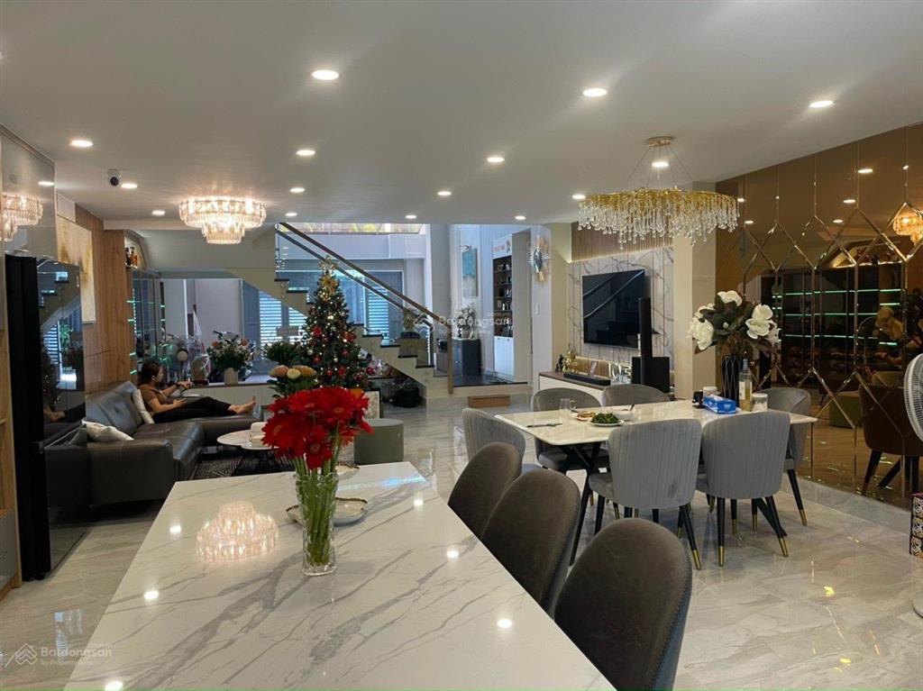 Cần bán căn biệt thự đường nguyễn tri phương, diện tích 11.15x15.35m, nhà 3 tầng mái ngói cực đẹp