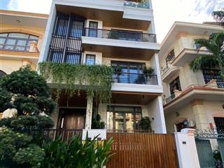 Cần bán căn nhà ngay mặt tiền đường, dt 6.6x17m, trệt 3 lầu sân thượng, nhà mới, có thang máy
