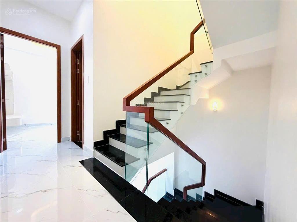 Chủ kẹt tiền bán gấp nhà 1tret 2 lầu tặng toàn bộ nội thất sát bên vinhomes