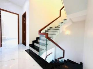 Chủ kẹt tiền bán gấp nhà 1tret 2 lầu tặng toàn bộ nội thất sát bên vinhomes