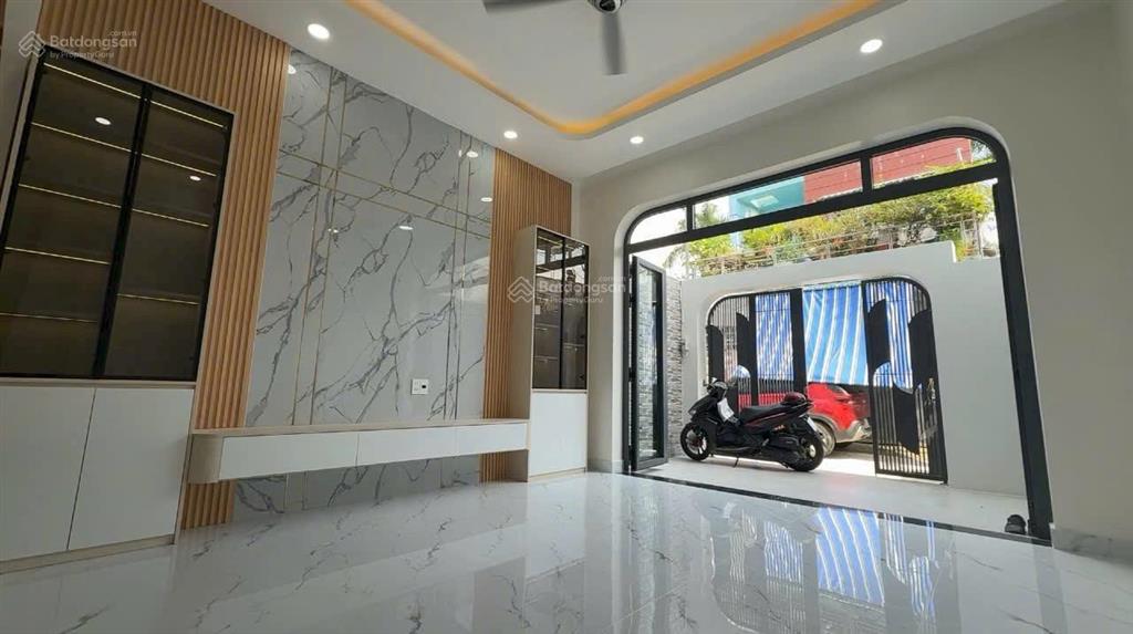 Chủ kẹt tiền bán gấp nhà 1tret 2 lầu tặng toàn bộ nội thất sát bên vinhomes