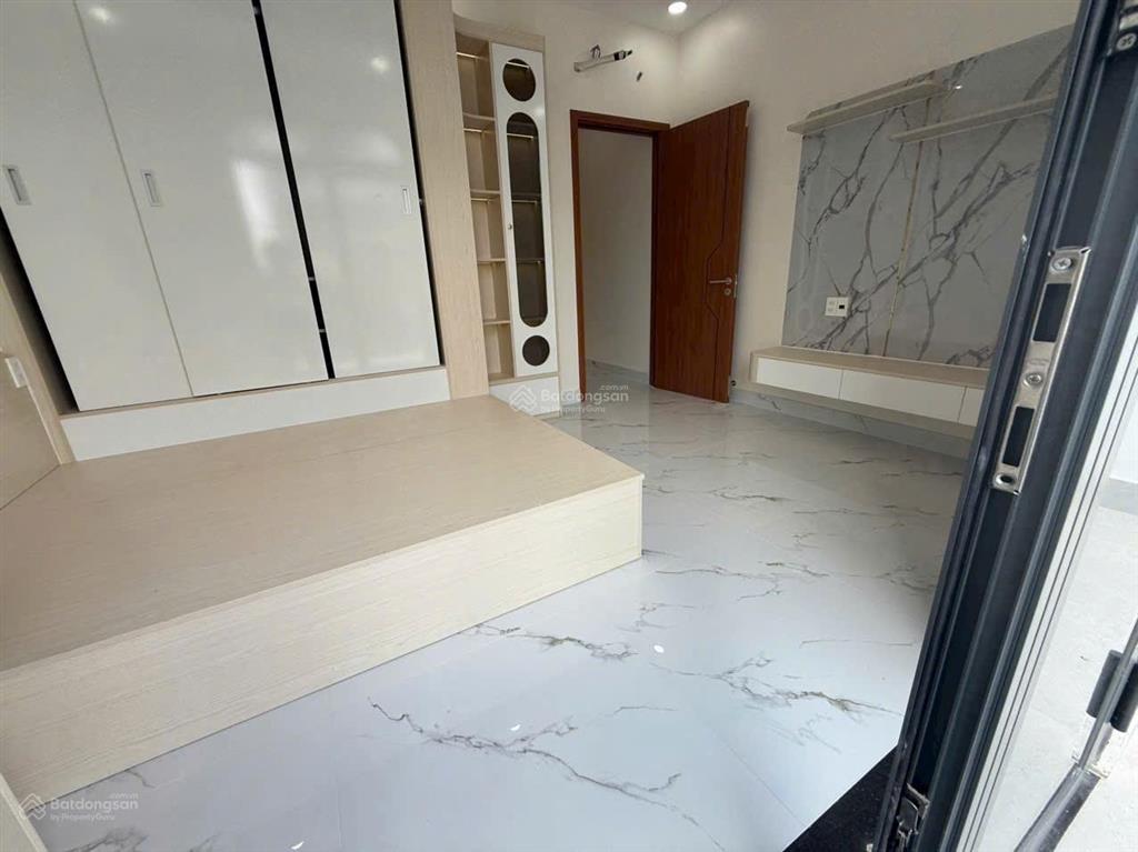 Chủ kẹt tiền bán gấp nhà 1tret 2 lầu tặng toàn bộ nội thất sát bên vinhomes