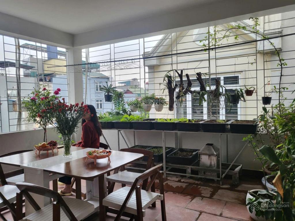 Bán nhà cạnh bệnh viện hồng ngọc, ngõ nông sát phố gần ô tô kinh doanh, 1 bước ra sân bóng.