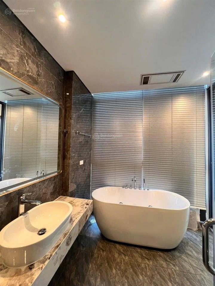 Cần bán căn nhà, hàm cá mập phiên bản ở quận long biên. phường việt hưng. dt 96mx 7 tầng thang máy