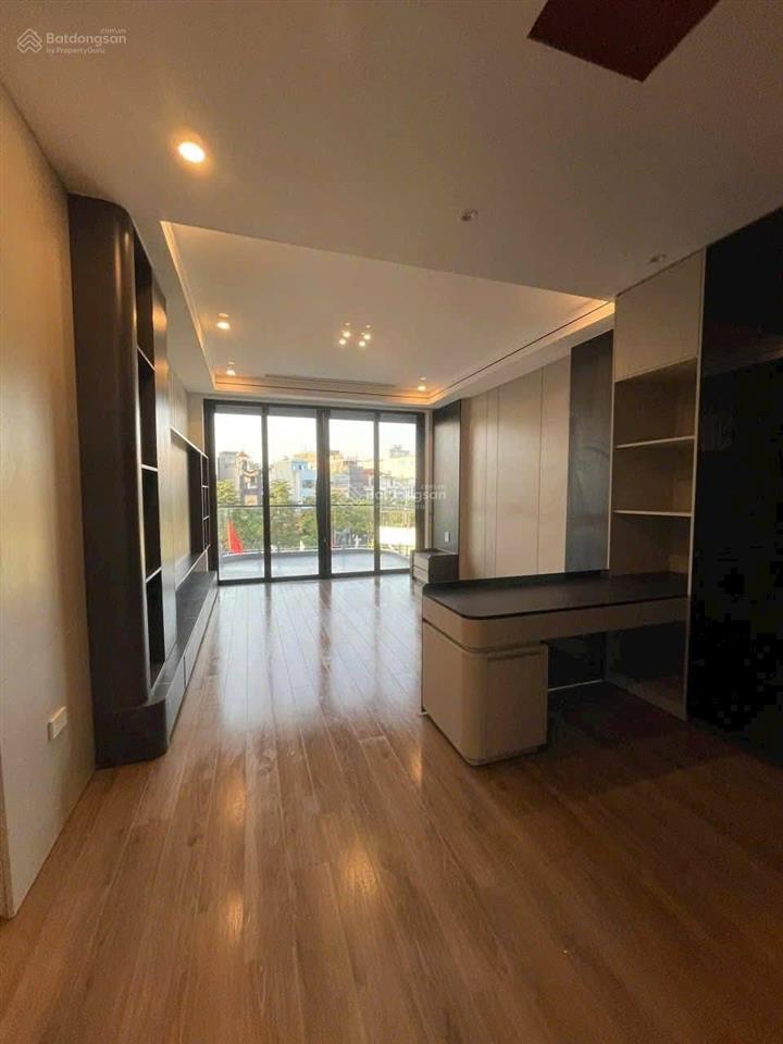 Cần bán căn nhà, hàm cá mập phiên bản ở quận long biên. phường việt hưng. dt 96mx 7 tầng thang máy