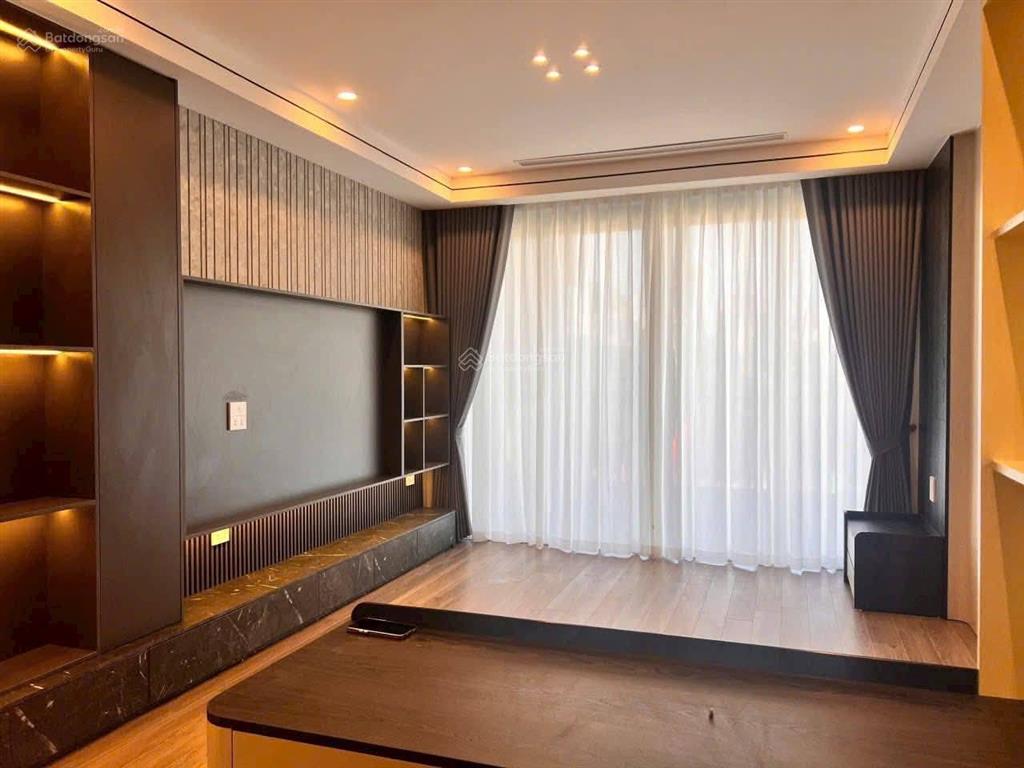 Cần bán căn nhà, hàm cá mập phiên bản ở quận long biên. phường việt hưng. dt 96mx 7 tầng thang máy