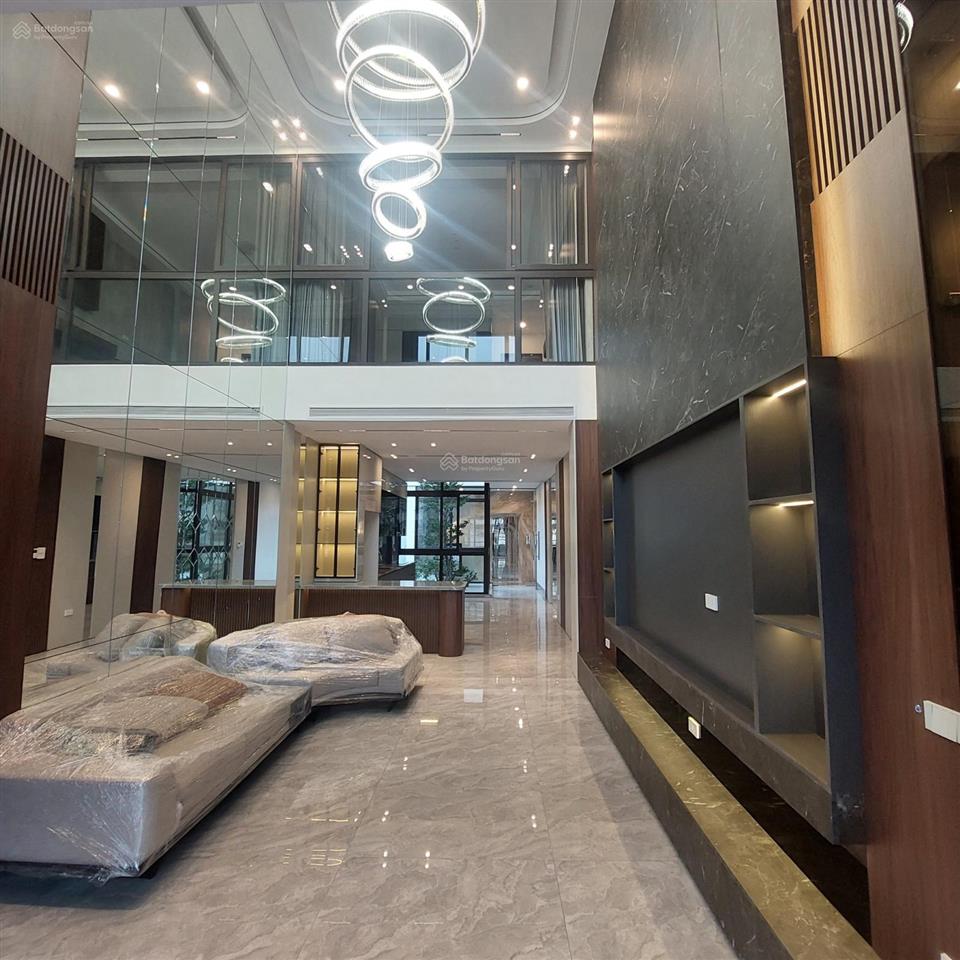 Cần bán căn nhà, hàm cá mập phiên bản ở quận long biên. phường việt hưng. dt 96mx 7 tầng thang máy