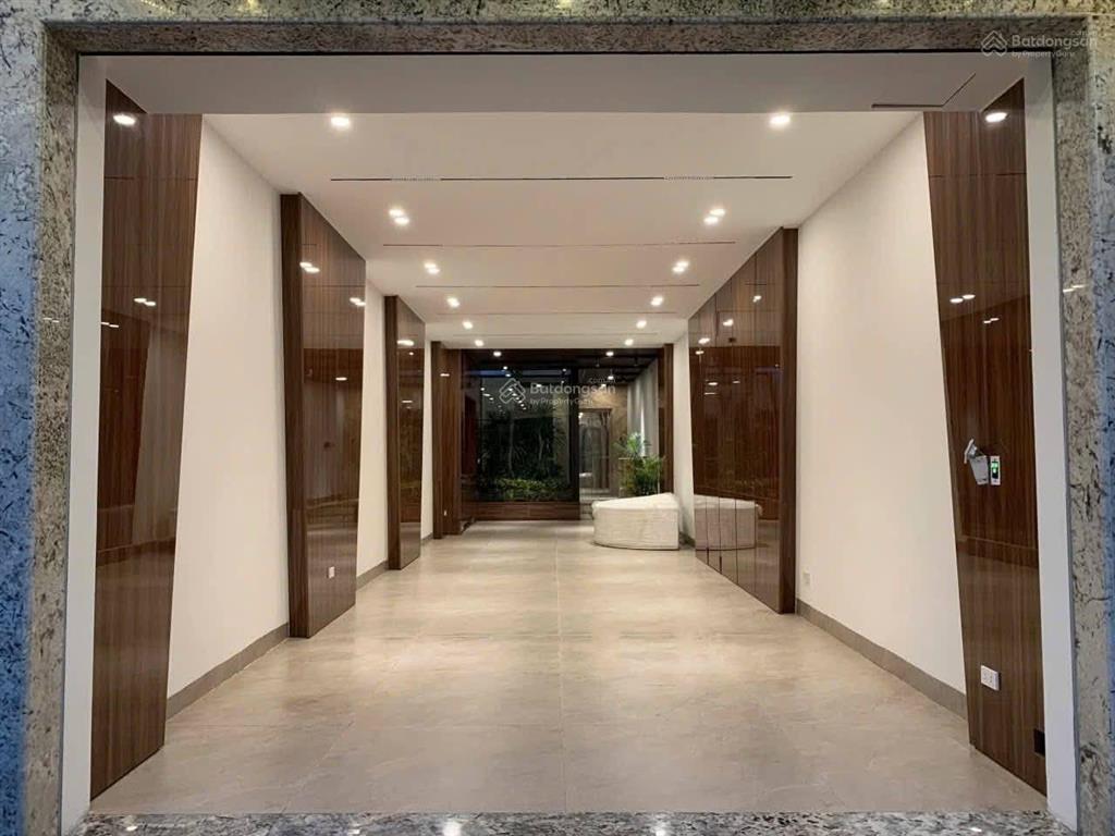 Cần bán căn nhà dt 96m2 x 7 tầng, hàm cá mập phiên bản ở quận long biên, phường việt hưng