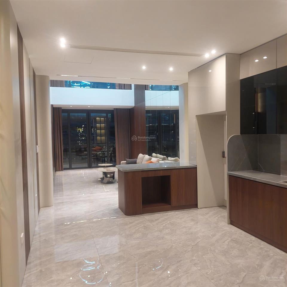 Cần bán căn nhà dt 96m2 x 7 tầng, hàm cá mập phiên bản ở quận long biên, phường việt hưng
