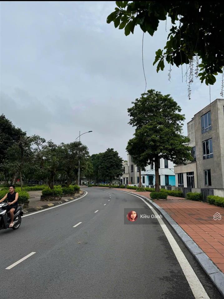 Chính chủ gửi bán biệt thự sân vườn 327.8m2 giá bán 120tr/m2 kđt đặng xá.  0964 364 ***