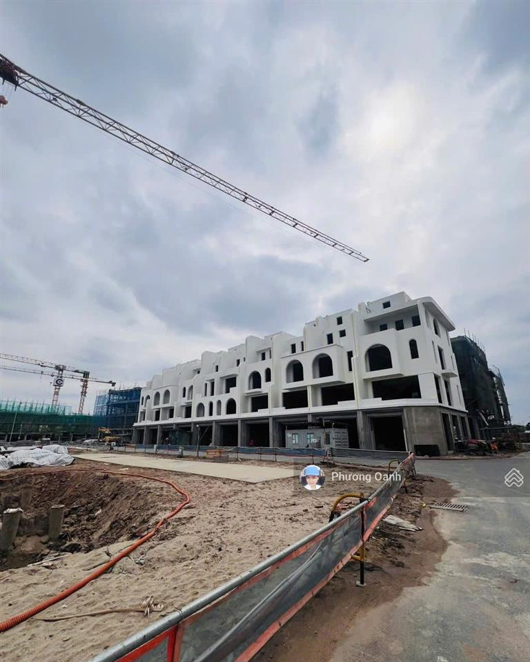 Chính chủ gửi bán lk xẻ khe 120m², vaquarius văn giang, mt 8m, giá 16 tỷ bp hướng đn.  0964 364 ***