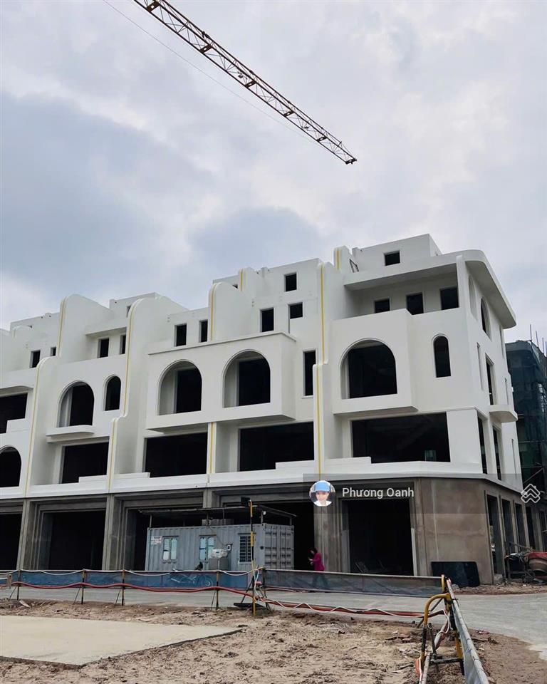 Chính chủ gửi bán lk xẻ khe 120m², vaquarius văn giang, mt 8m, giá 16 tỷ bp hướng đn.  0964 364 ***