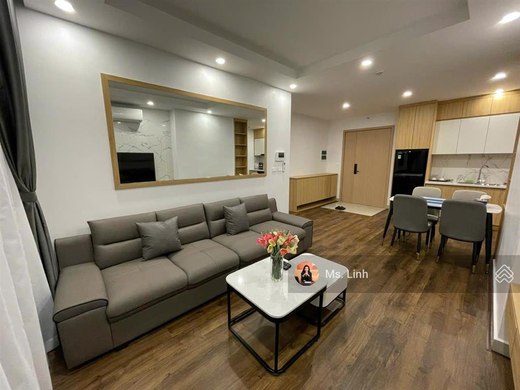 Cần bán căn hộ 2 phòng ngủ + 2wc giá chỉ 3 tỷ 8 full nội thất xịn, 82 m2. hđ thuê 18tr/tháng