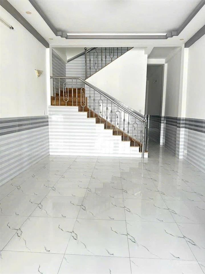 Cho thuê nhà khu 586, 1 trệt 1 lầu, sân đậu oto, 4 pn có 1pn trệt, 2 toilets, đông nam, lộ 14m
