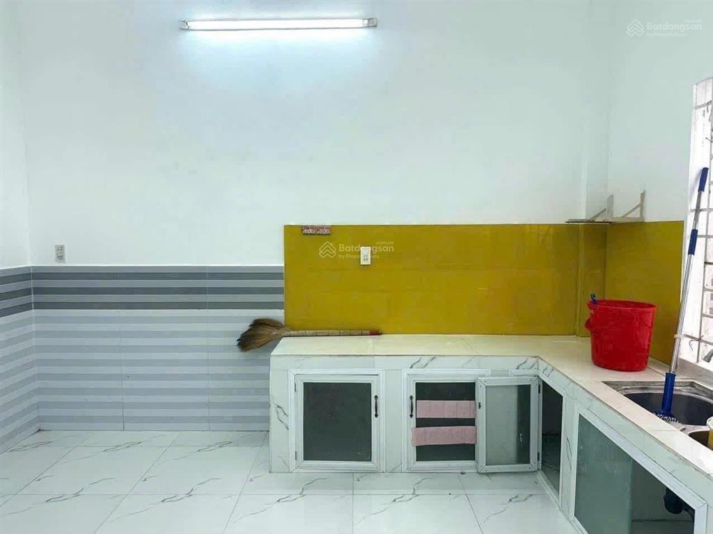 Cho thuê nhà khu 586, 1 trệt 1 lầu, sân đậu oto, 4 pn có 1pn trệt, 2 toilets, đông nam, lộ 14m