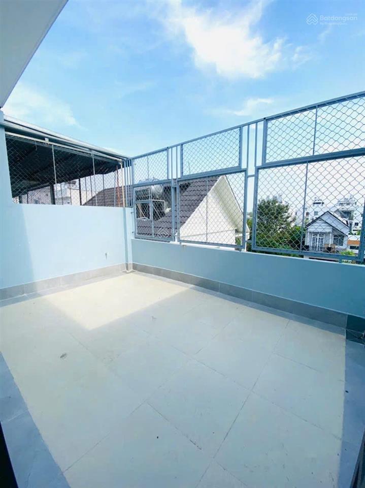 Cho thuê nhà khu vhtd cần thơ, 3 phòng ngủ, 4wc, tây nam, lộ 30m, 3 máy lạnh, nước nlmt, 100m