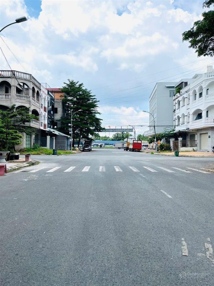 Cho thuê nhà khu vhtd cần thơ, 3 phòng ngủ, 4wc, tây nam, lộ 30m, 3 máy lạnh, nước nlmt, 100m