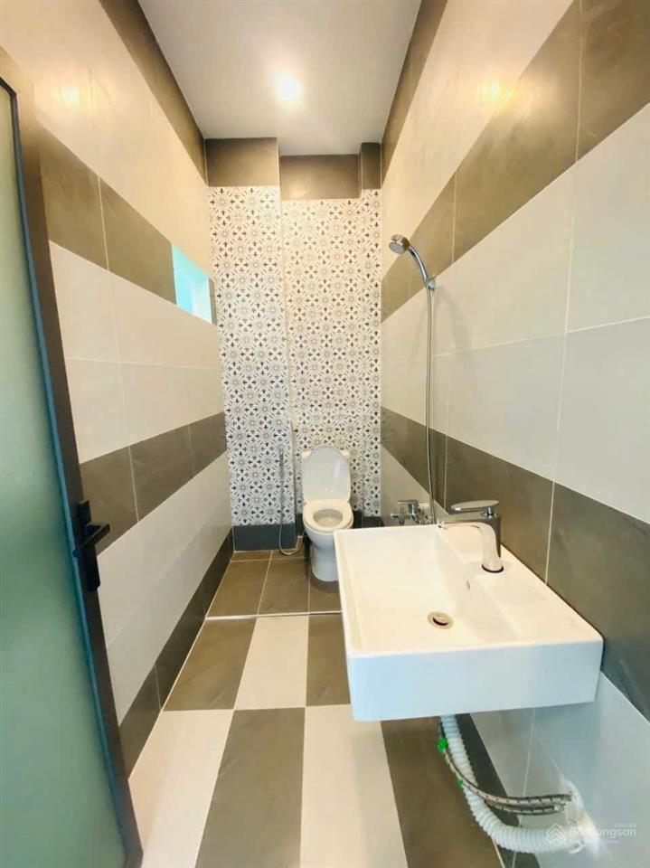 Cho thuê nhà khu vhtd cần thơ, 3 phòng ngủ, 4wc, tây nam, lộ 30m, 3 máy lạnh, nước nlmt, 100m