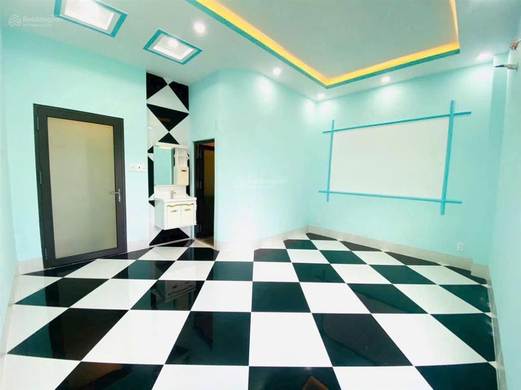 Cho thuê nhà khu vhtd cần thơ, 3 phòng ngủ, 4wc, tây nam, lộ 30m, 3 máy lạnh, nước nlmt, 100m