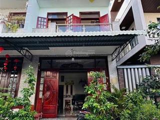 Tôi kẹt tiền bán gấp nhà 3 tầng 800tr,ngay kdc chợ đệm tân túc. 5x16m. cho thuê 18tr/tháng.sổ riêng