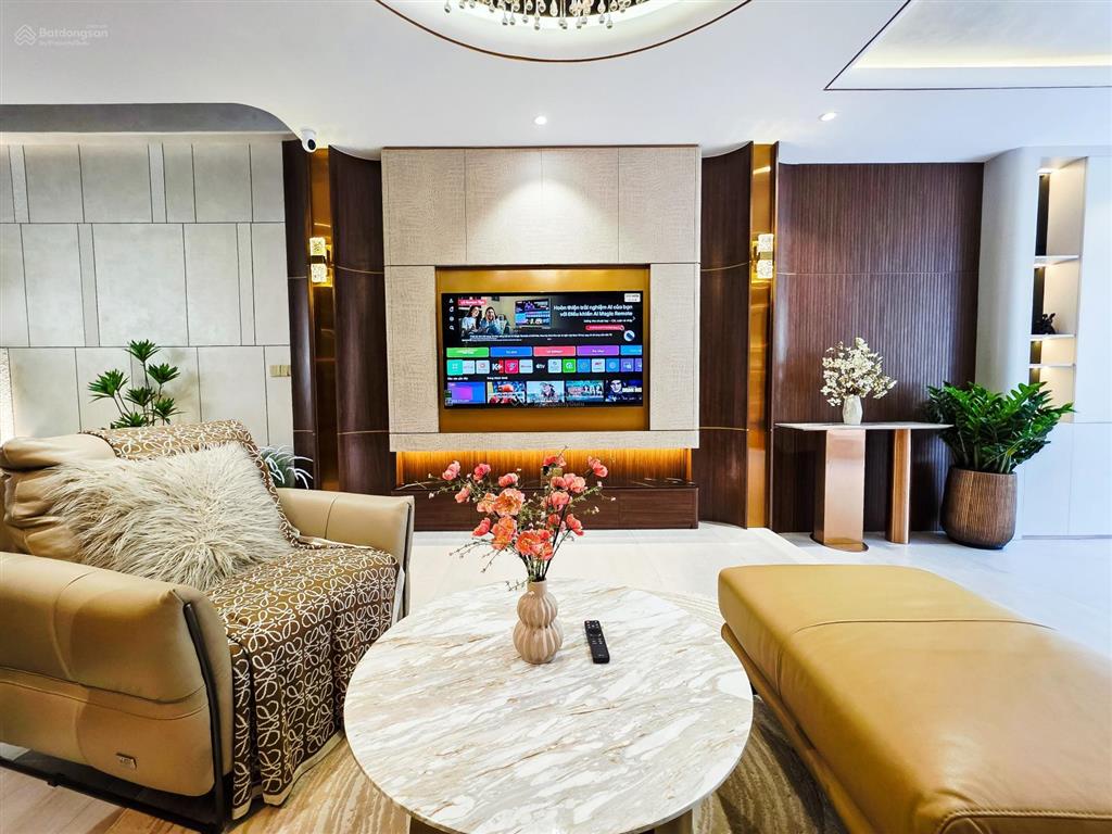 Căn nhà phố hiện đại có thang máy ngay công viên quận 7  giá 17.8 tỷ, 5x18m