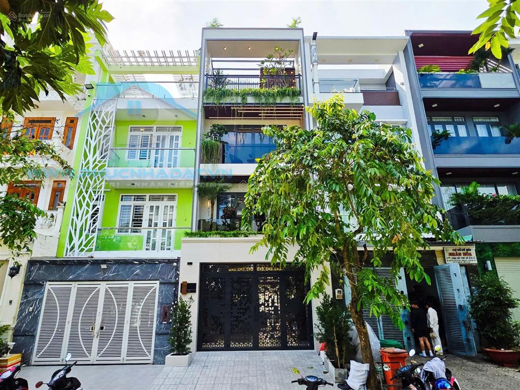 Căn nhà phố hiện đại có thang máy ngay công viên quận 7  giá 17.8 tỷ, 5x18m