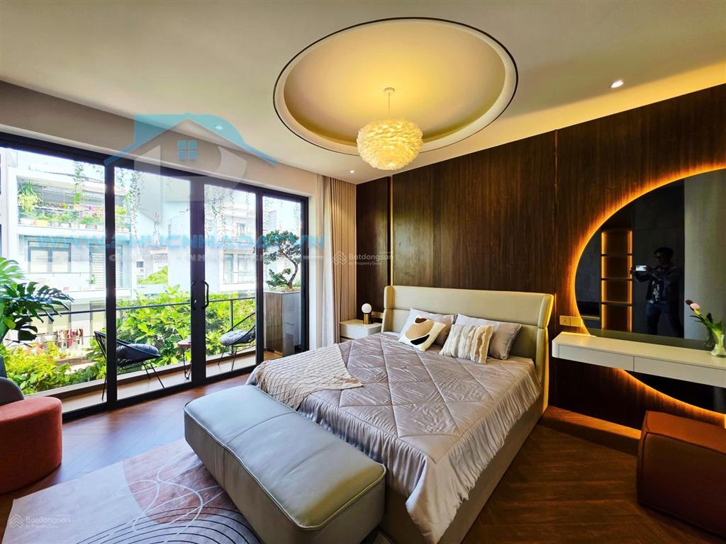 Căn nhà phố hiện đại có thang máy ngay công viên quận 7  giá 17.8 tỷ, 5x18m