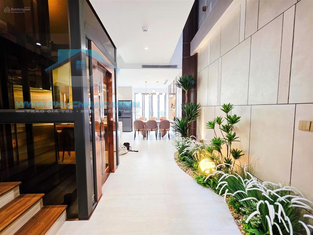 Căn nhà phố hiện đại có thang máy ngay công viên quận 7  giá 17.8 tỷ, 5x18m
