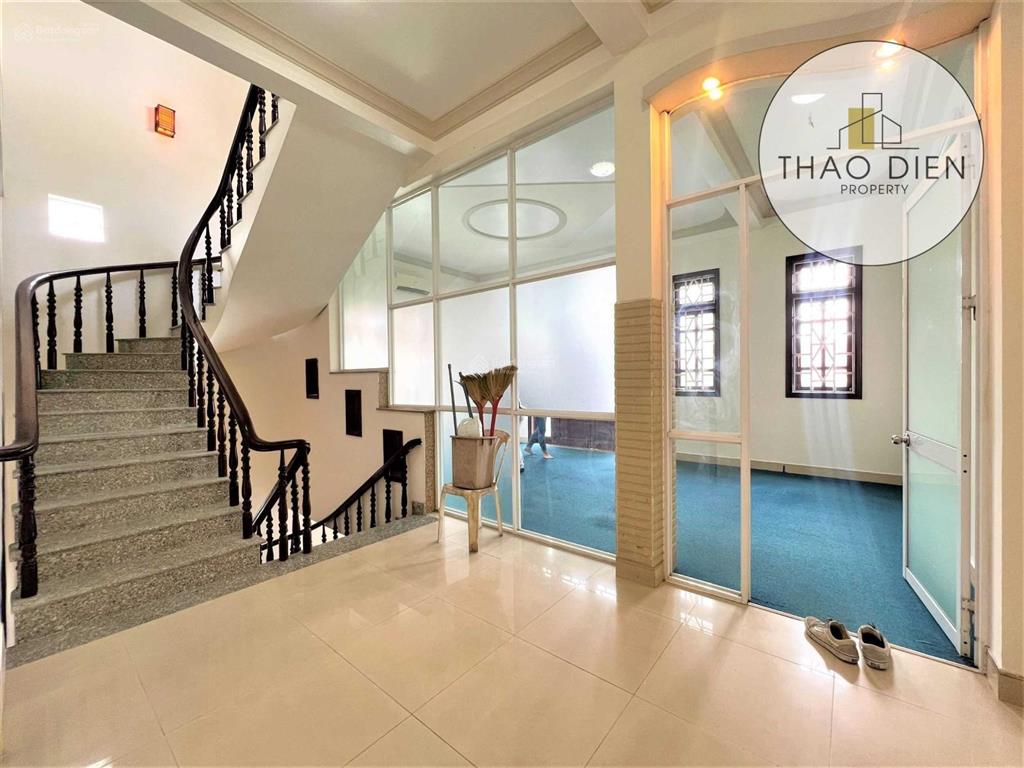 Cho thuê nhà nguyên căn thảo điền sân siêu rộng 3 xe hơi 3 lầu 5 phòng lớn để ở, văn phòng công ty