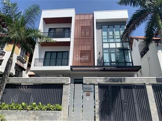 Cho thuê tòa văn phòng trần não  600m2 hầm 4 sàn trống  thang máy